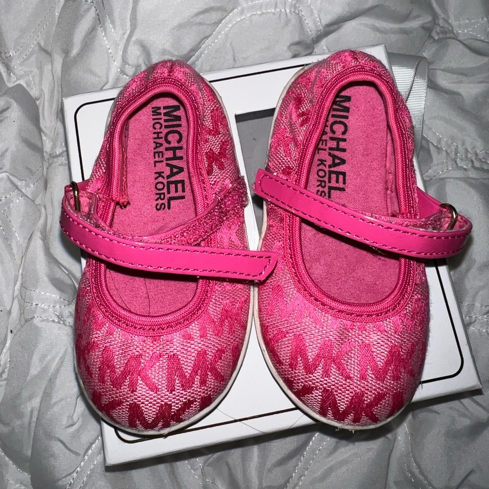 MICHAEL Michael Kors Baby Ivy Strap Fuchsia pink shoes size 4